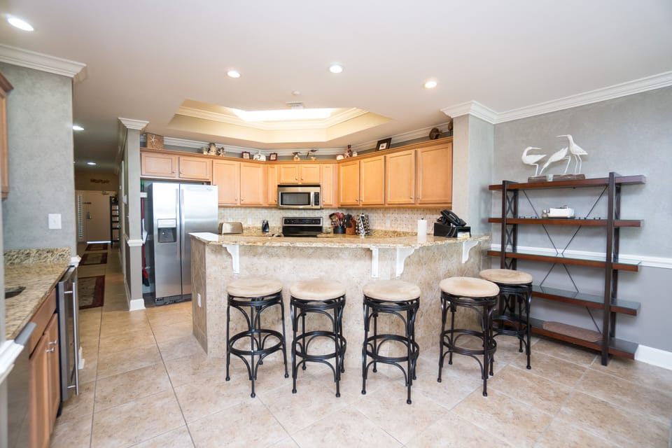 5 bar stools for extra sitting and shelves for storing snacks for the kids.