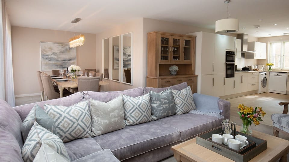 Open plan living/dining area and kitchen, Hawthorn Cottage, Bolthole Retreats