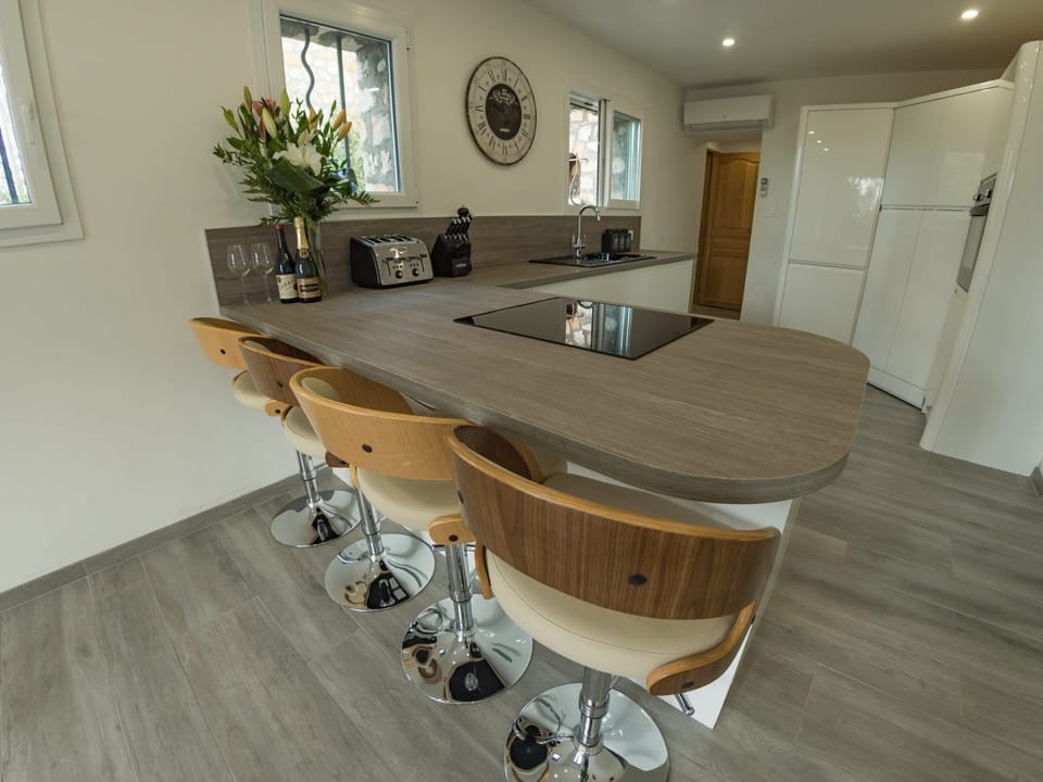 Fully equipped kitchen with breakfast bar
