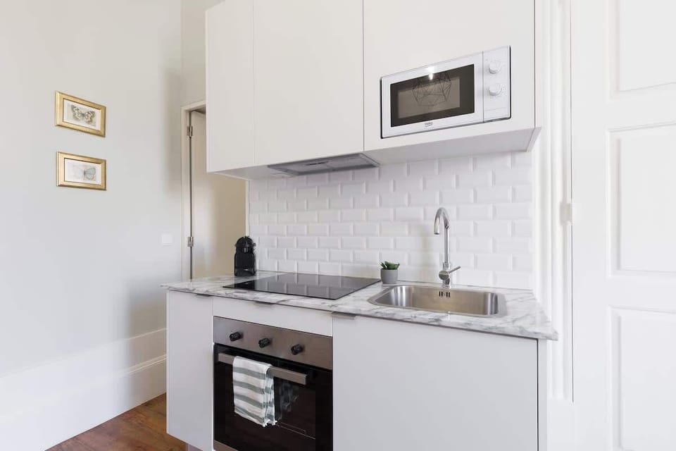 The kitchen is equipped with oven, stove, microwave, coffee maker, exhaust fume, fridge an utensils.