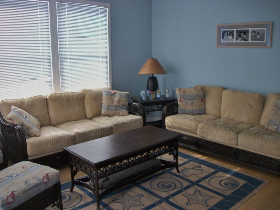 Living room with balcony 