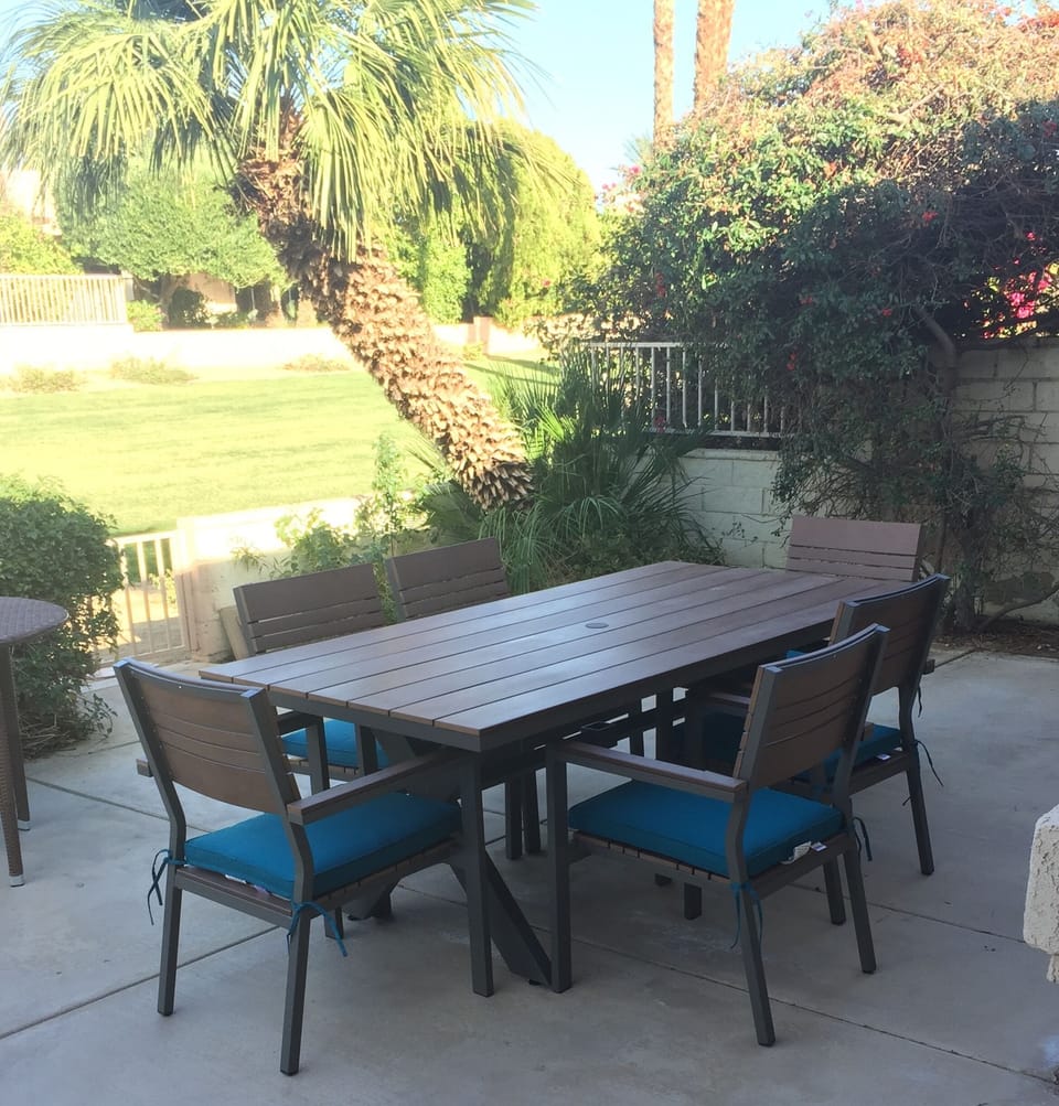 Brand new contemporary patio dining set for 6pp.