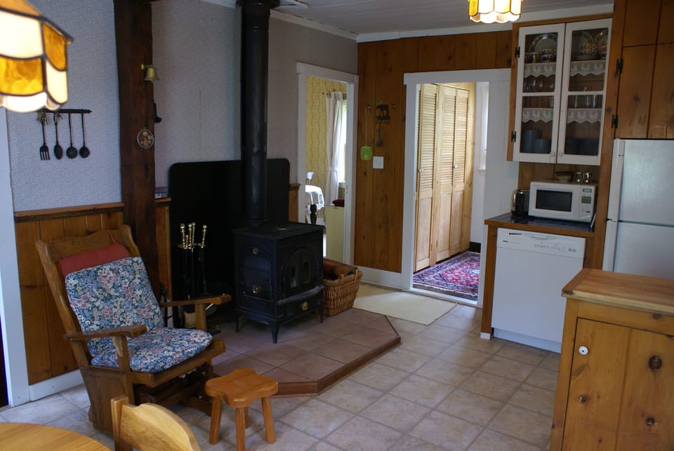 Kitchen with fireplace / stove