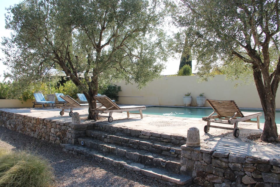 Steps up to pool