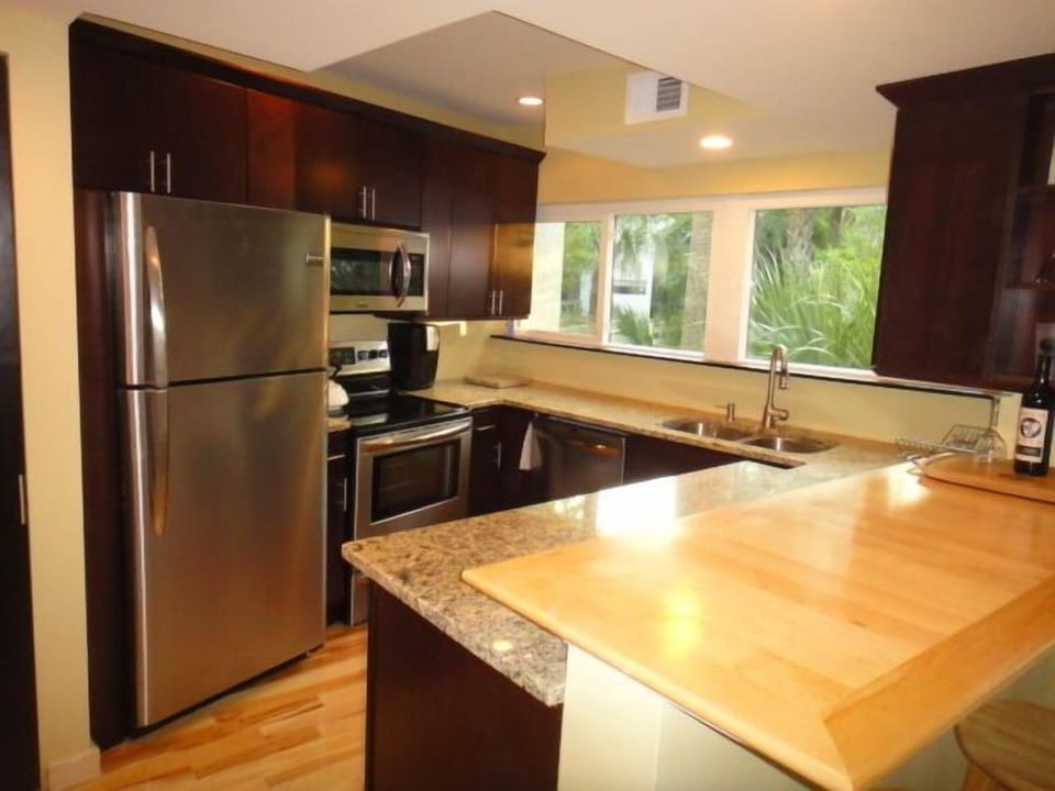 Newly remodeled kitchen w/all new s/s appliances, granite, dishes, pots & pans