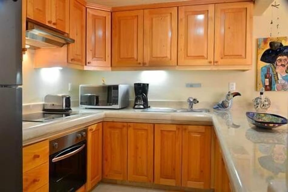 Fully equipped kitchen with convection oven