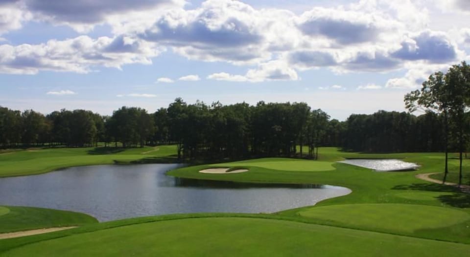 Golf course within walking distance