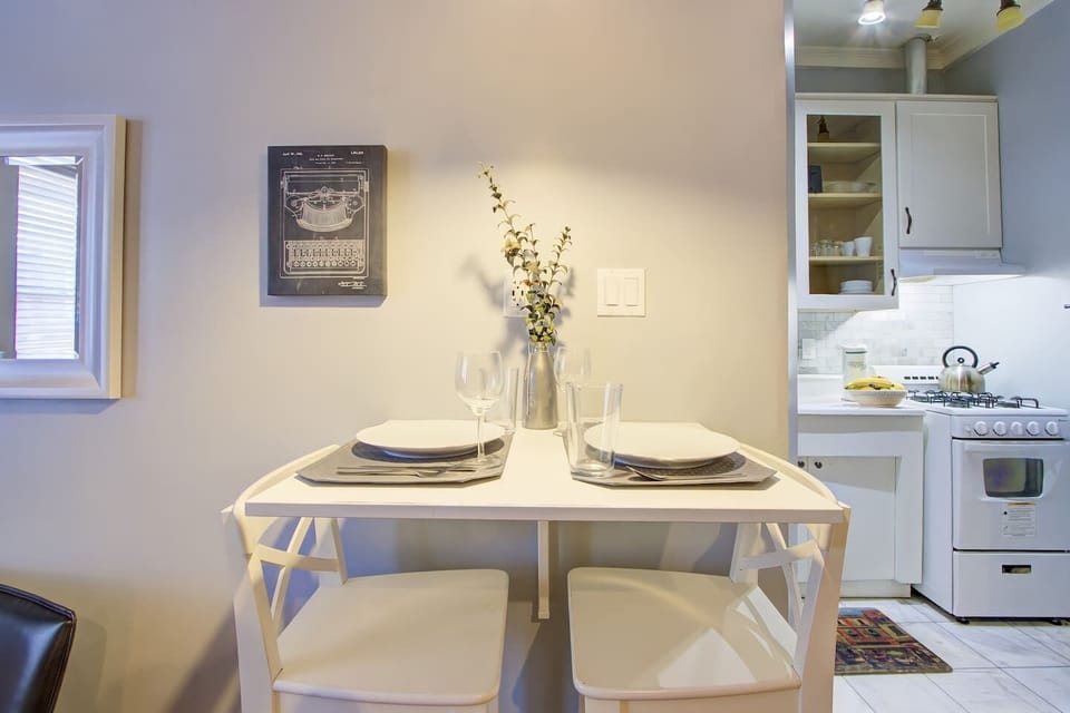 Great bar height table to enjoy your breakfast