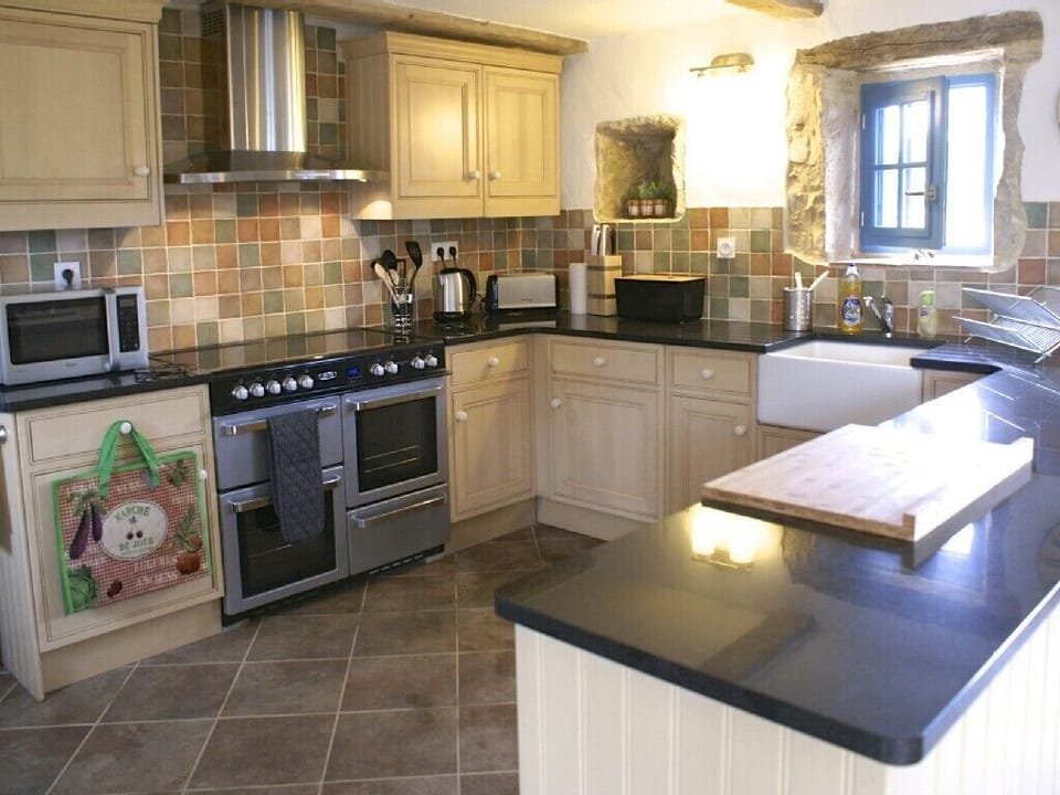 Fully fitted kitchen with everything you need to cook for the family