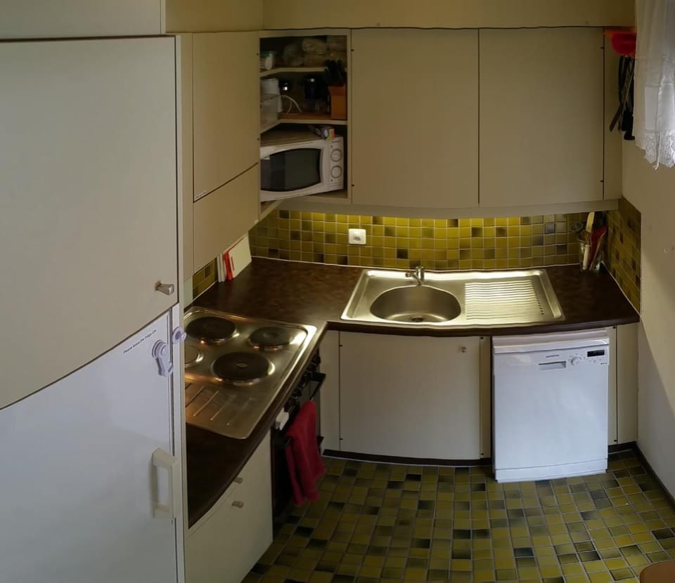 Convenient kitchen, dishwasher, Microwave, 3 hotplate stove, oven, fridge, many utensils