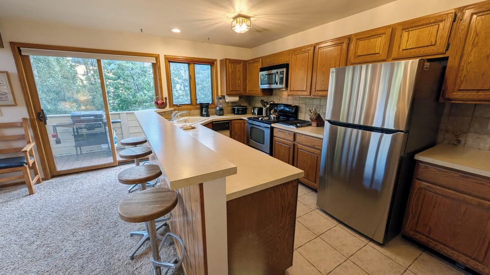 Kitchen with breakfast bar