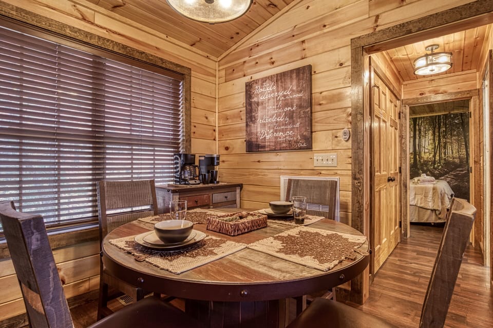 Cabin in the Smokies "The Road Less Traveled" - Dining table