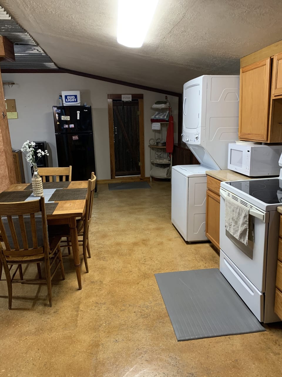 washer/dryer, microwave, stove/oven, refrigerator.