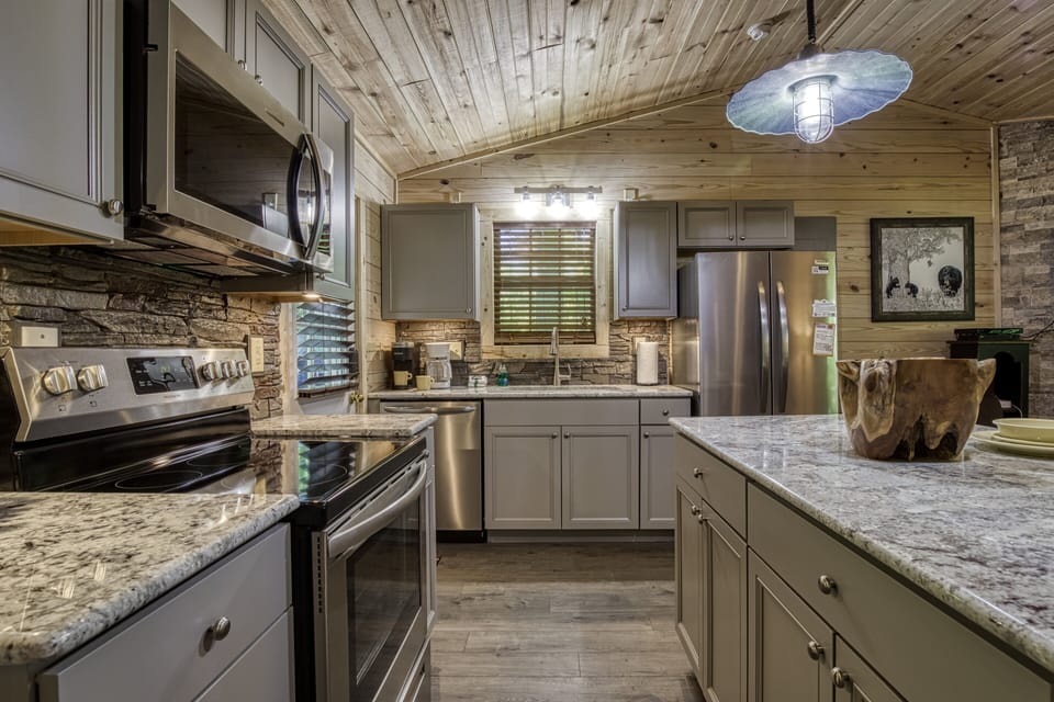 Tennessee Cabin - Little Piece of Heaven - Fully furnished kitchen with stainless steel appliances and granite countertops