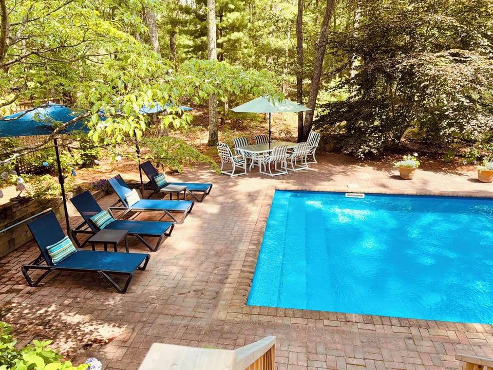 Pool withe lounges, table & chairs
