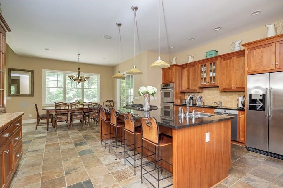 Kitchen & dining area