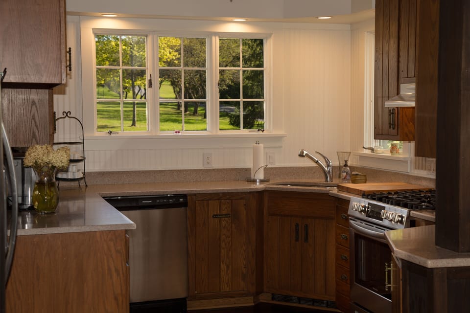 NEWLY REMODELED KITCHEN
ALL NEW APPLIANCES
FULLY EQUIPTED 