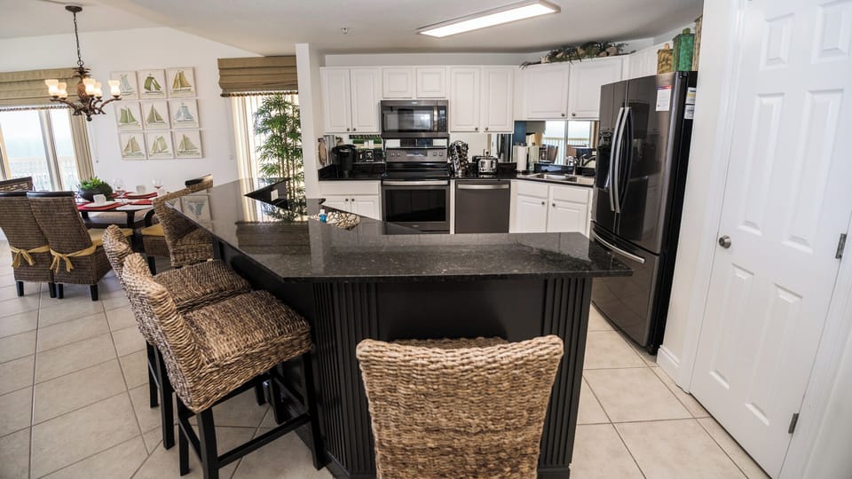 Kitchen, Dining, & Breakfast Bar 