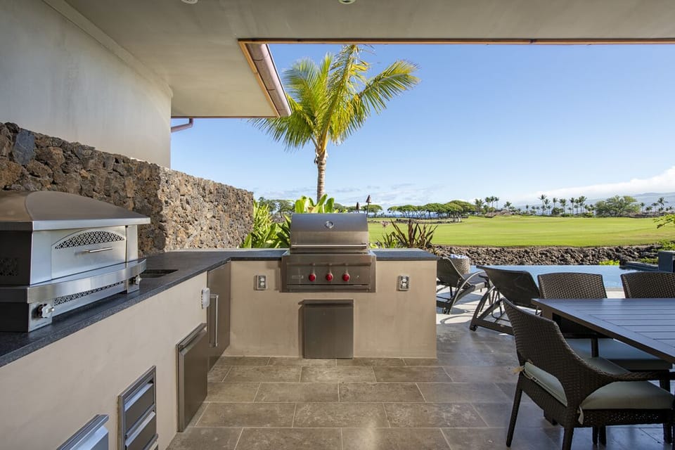 Outdoor Dining Area with BBQ 