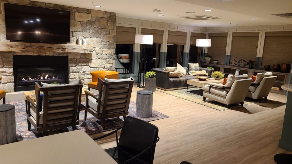 Common lounge area in lobby
