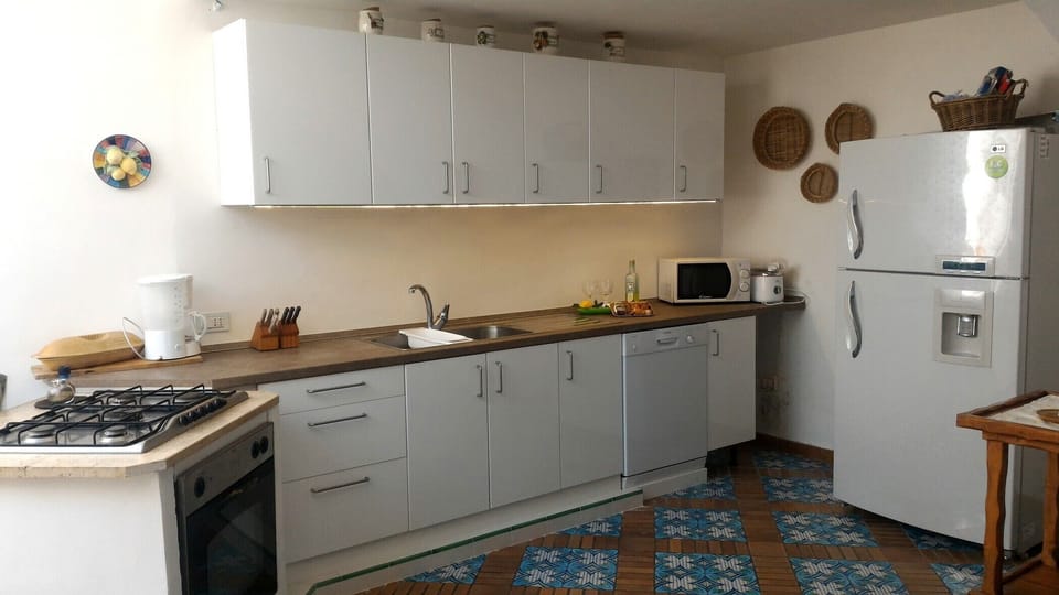 Villa renters sorrento coast kitchen well equipped with pizza oven holidays book