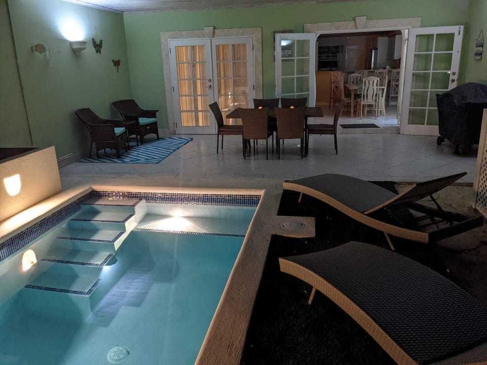 Plenty of outdoor space for relaxing and BBQ ing !