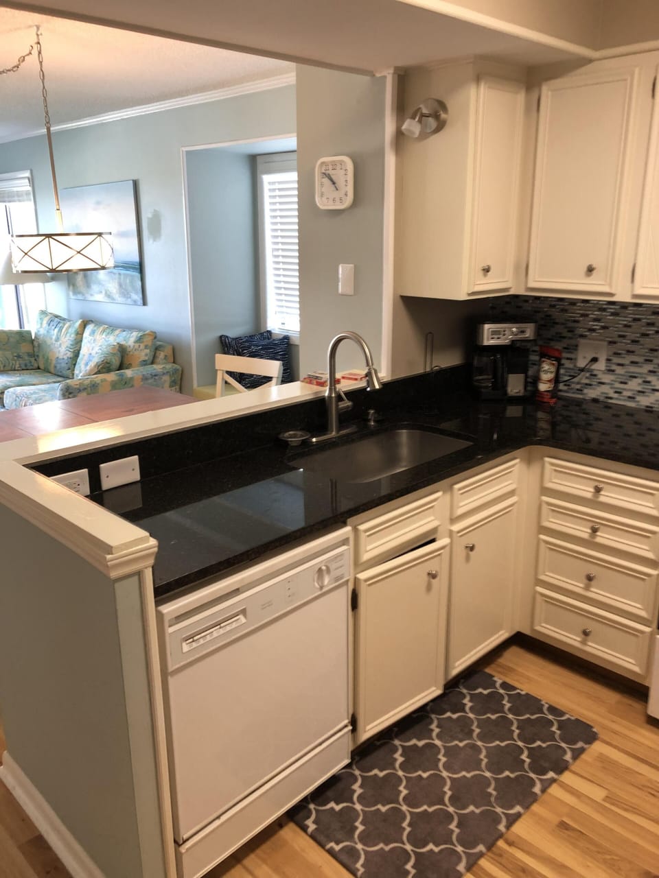 Dishwasher/garbage disposal/fully equipped kitchen 