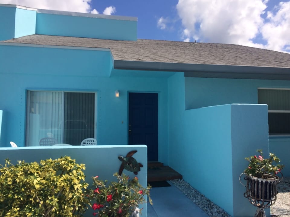 Beach House has a front and back patio