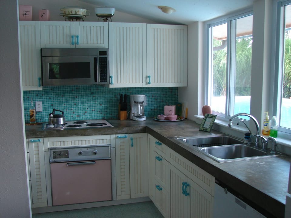 Fully equipped kitchen with restored vintage pink (!) and ultramodern appliances