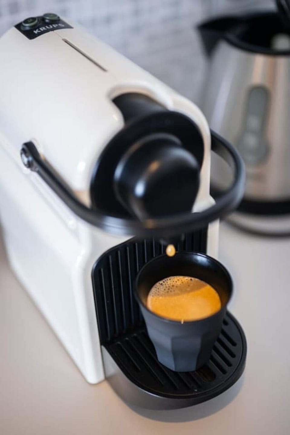 Une machine à café en état de marche, propre et prête à préparer du café chaud.