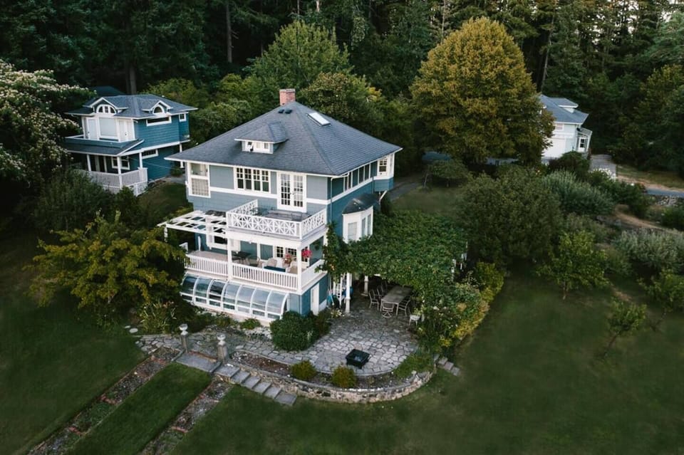 The Victorian, private homes on gorgeous acres of land