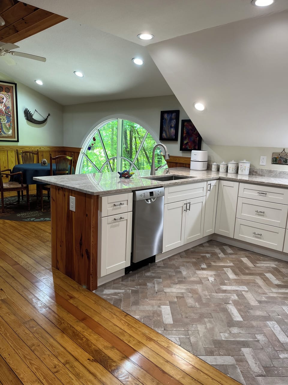 NEW Open kitchen/living area