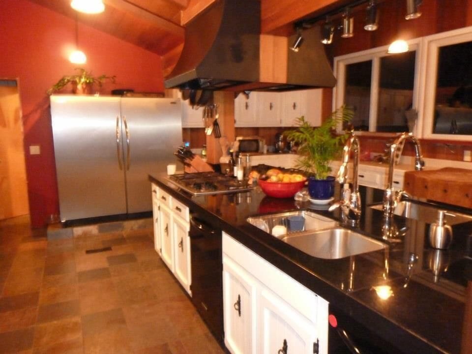 Front of kitchen there is everything you could need to cook up a storm!
