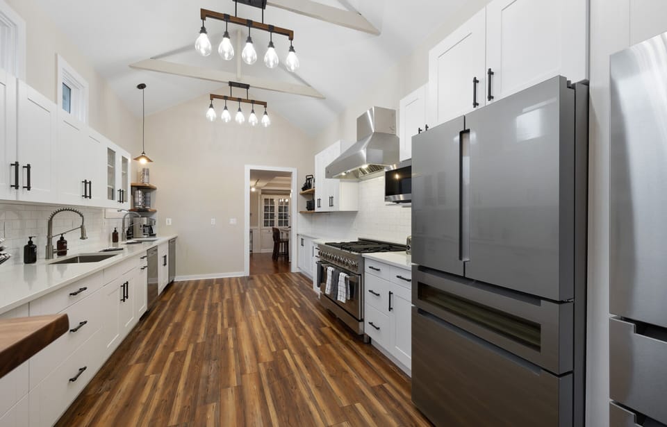 Large Kitchen 2 Refrigerators, 2 Dishwashers and 2 sinks