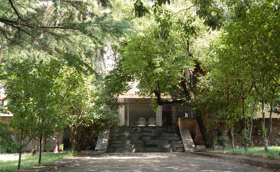 entrance to the villa through the gardens