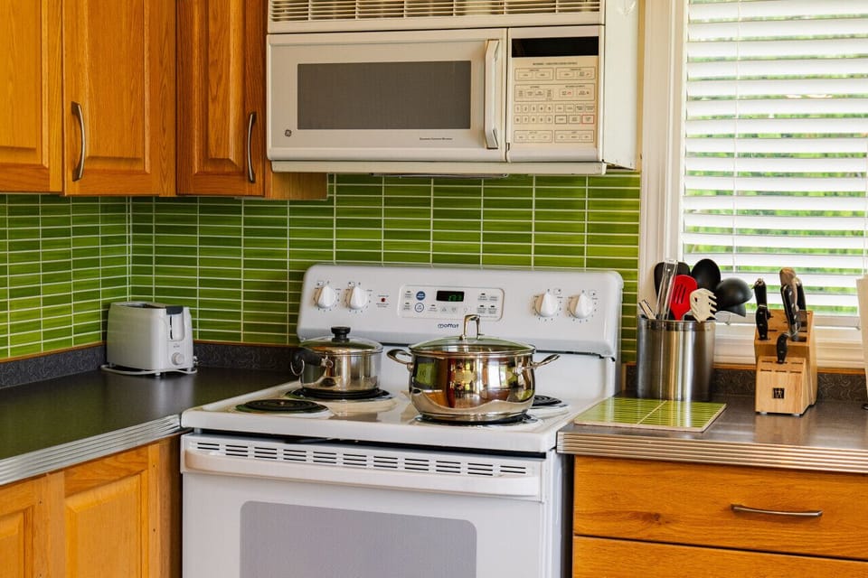 Full Size appliances, pots available