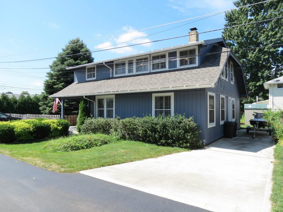 1019 East Drive - Parking for 3 cars in the driveway