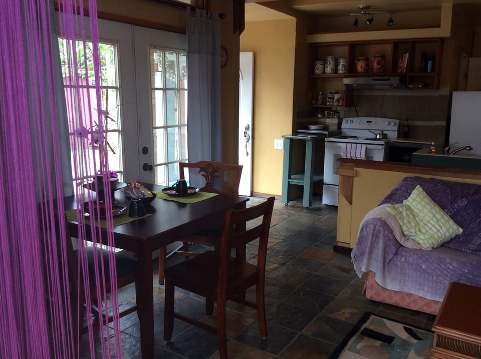 This is fully furnished unit with hight speed Internet & WIFI and all Utilities 