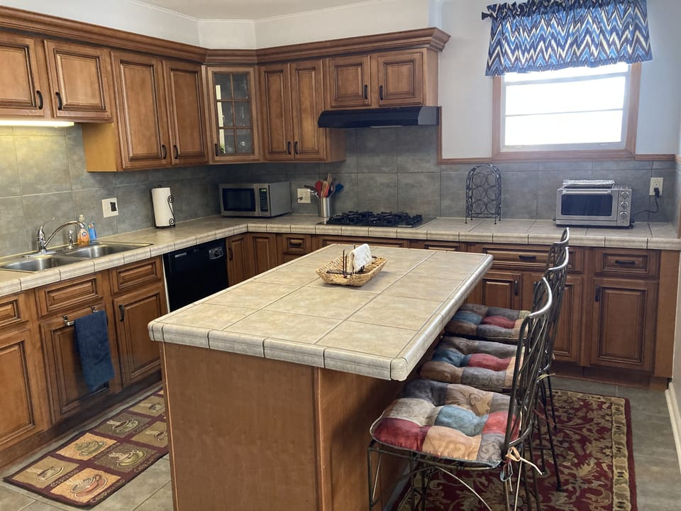 Kitchen Breakfast Bar
