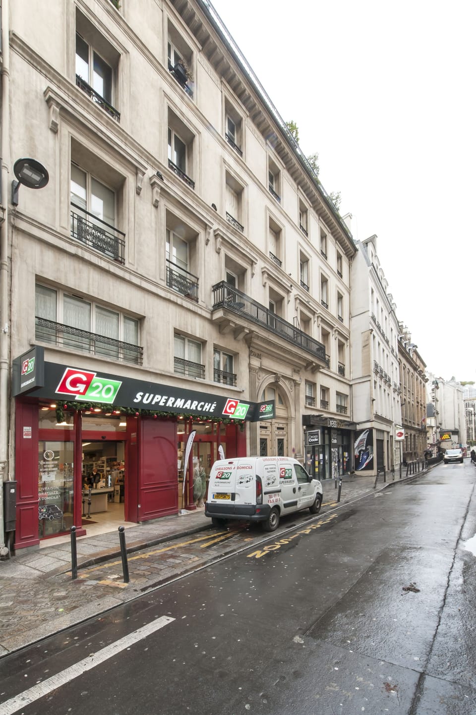 Rue des Bourdonnais with G20 supermarket