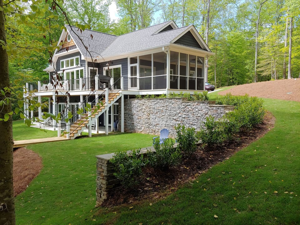 Retaining wall with flat lawn area