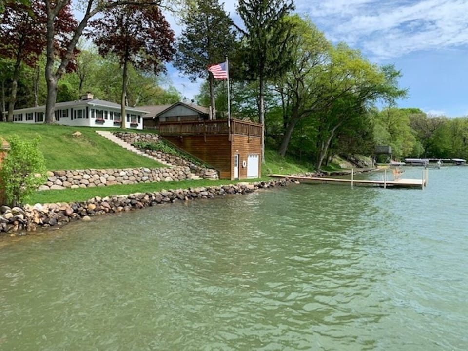 One of the best shorelines on the lake with a great "hard" lake bottom (No muck)