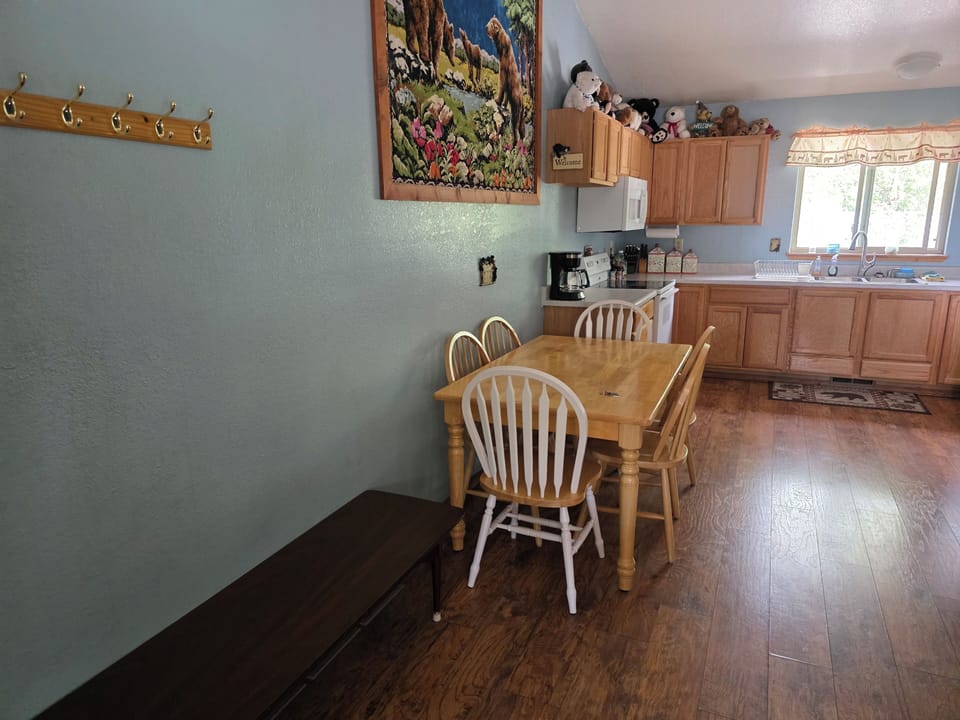 Dining area with 6 chairs
