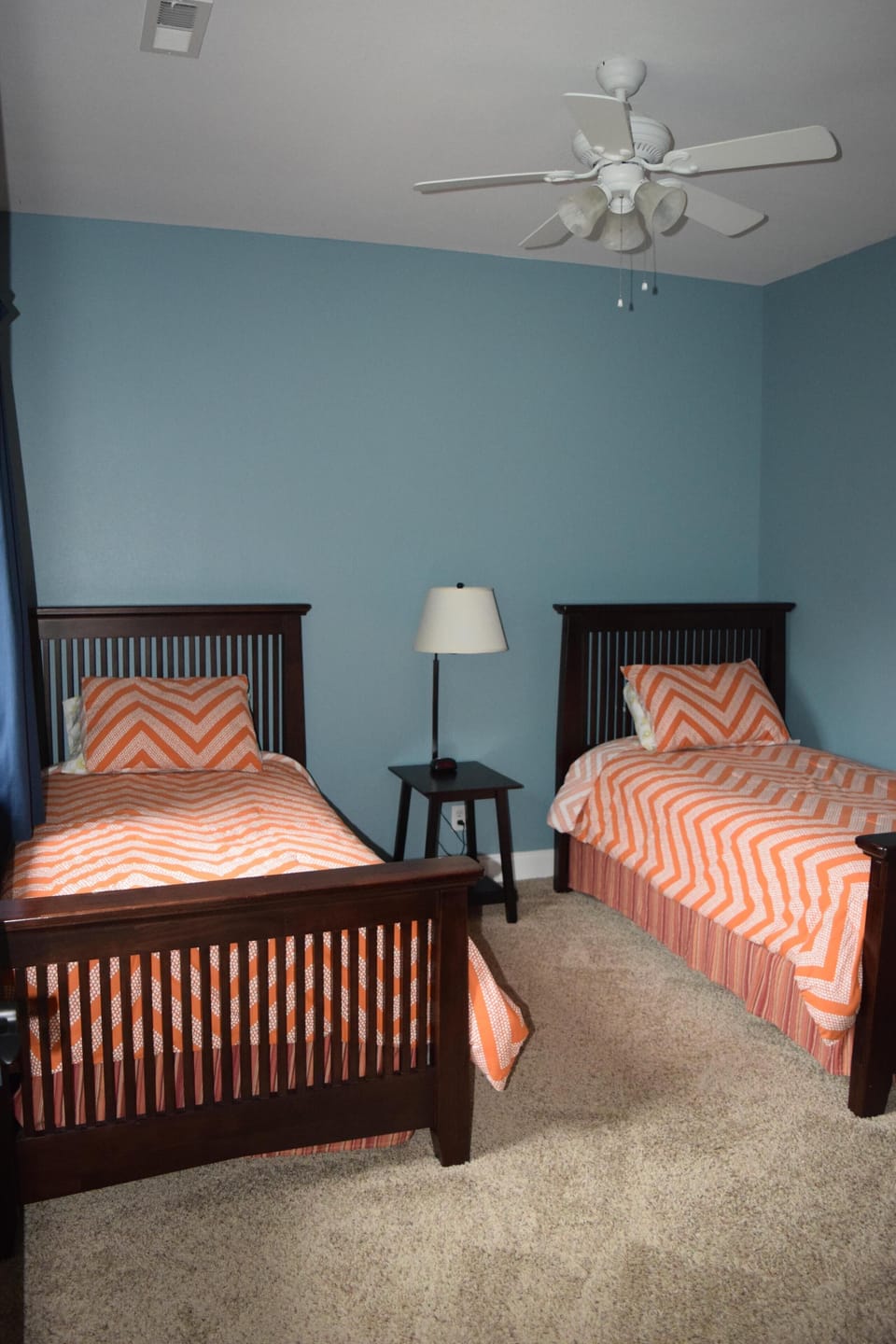 Bedroom with 2 twin beds