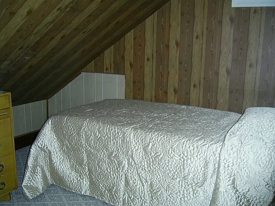 twin (8) small bedroom