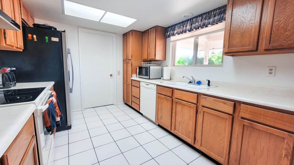 Lot of storage space in the kitchen. 