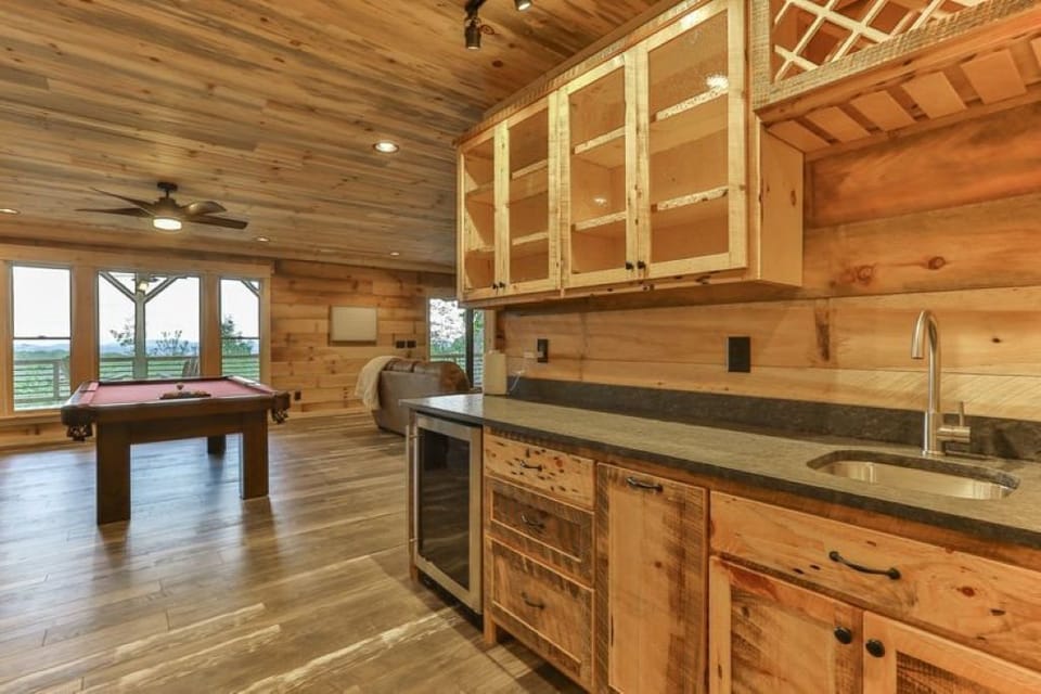 Terrace level wet bar 