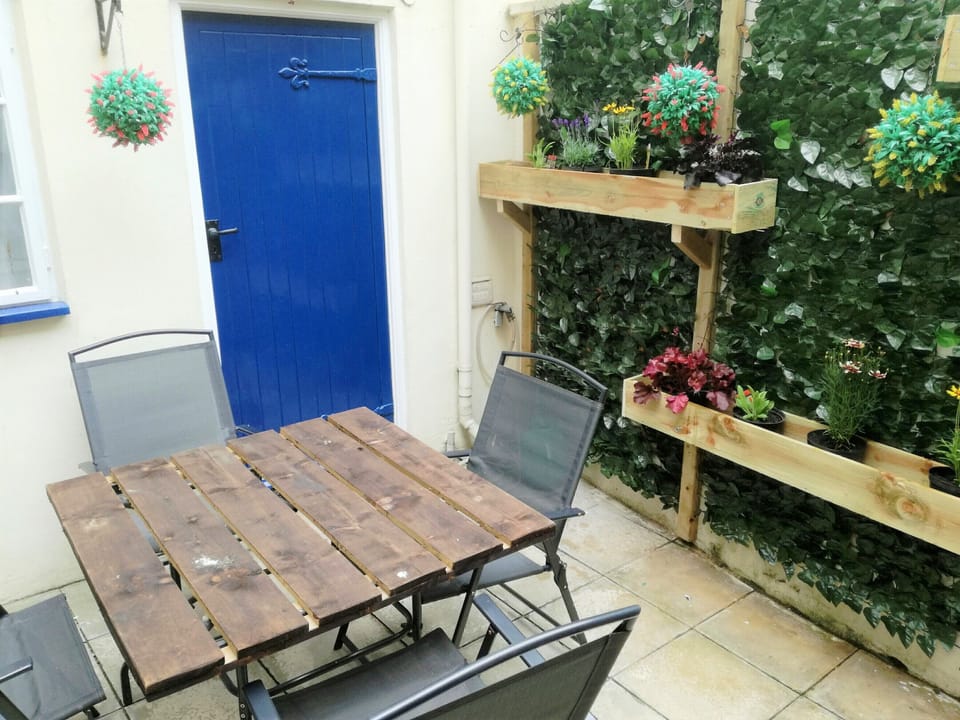 Outside Courtyard / Patio area / Lockable
