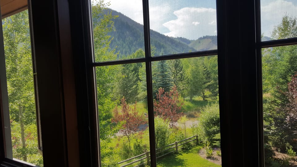 Wake Up to Incredible Mountain View Every Morning 