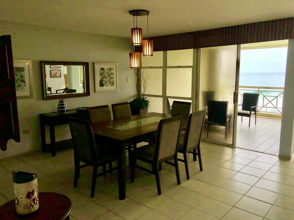 Dinning room overlooking the ocean